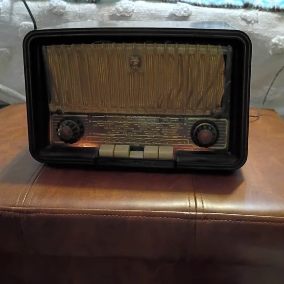 Vintage Black and Gold Radio - Picture 3 of 6